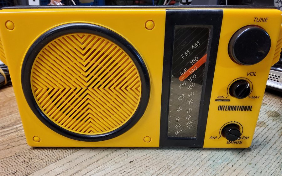 BORDSRADIO VINTAGE BATTERIDRIVEN INTERNATIONAL WESTMINSTER