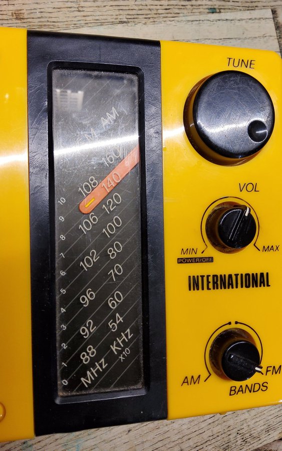 BORDSRADIO VINTAGE BATTERIDRIVEN INTERNATIONAL WESTMINSTER