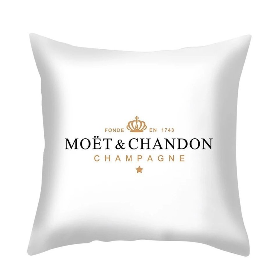 Läckert vitt kuddfodral i sammet Moet  Chandon 45x45 cm nytt i förpackning.