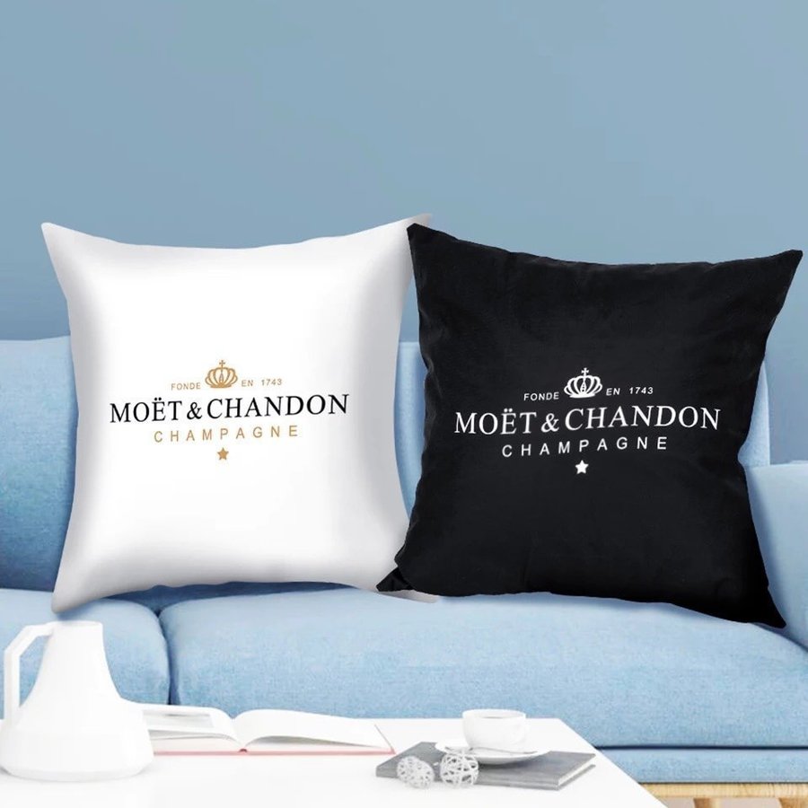 Läckert vitt kuddfodral i sammet Moet  Chandon 45x45 cm nytt i förpackning.