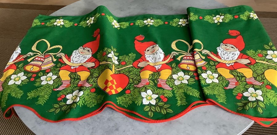 Kappa till Jul * Retro tryck med Tomtar, hjärtan och blommor **269x 59 cm