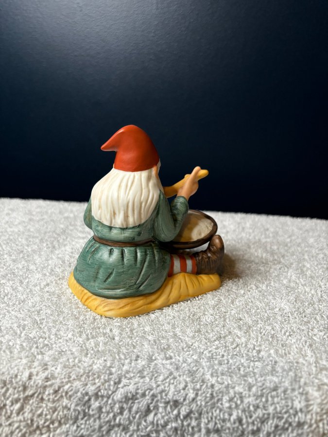 Tomte i handmålat porslin - Jenny Nyström - Stiftelsen Kalmar läns museum