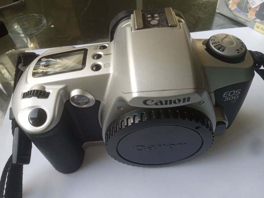 Canon EOS 500 med objektiv och tillbehör