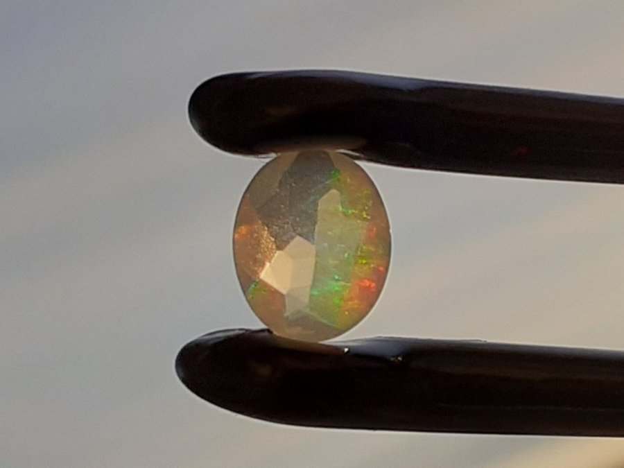 OPAL cabochon / facettslipad / 9x7 mm / Vackert rainbow färgspel