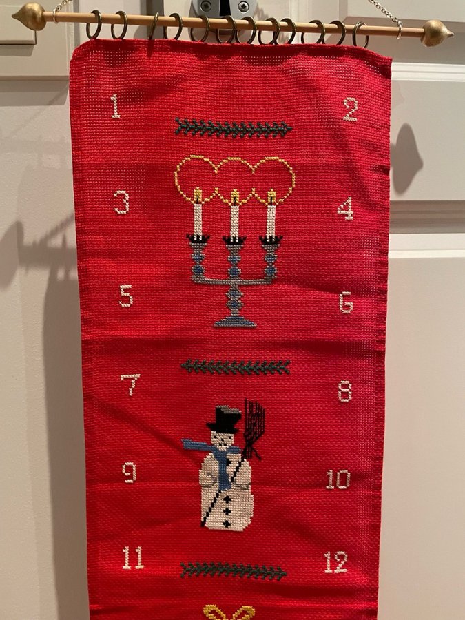 Julkalender adventskalender broderad handbroderad jul advent äldre