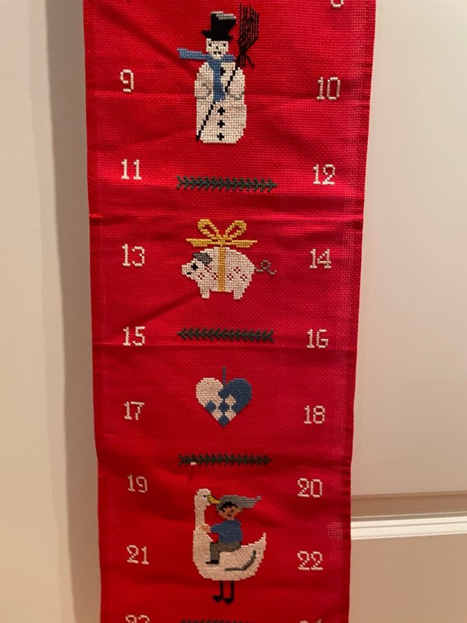 Julkalender adventskalender broderad handbroderad jul advent äldre