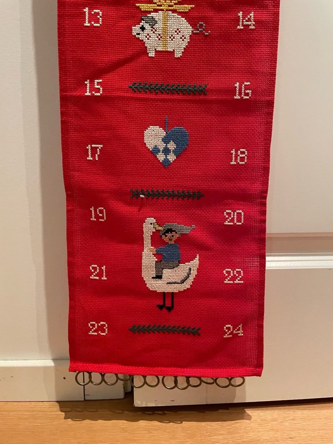 Julkalender adventskalender broderad handbroderad jul advent äldre