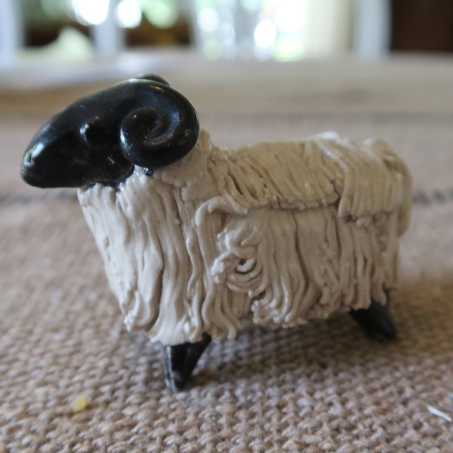 Keramisk får figur. S.K. Spagettisheep. Bagge. Vintage. Skottland. Signerad. C.W