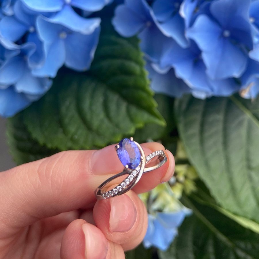 Silver ring with rare tanzanite