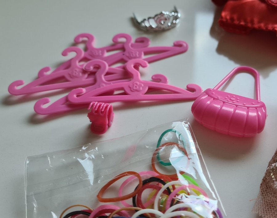 til Barbie KLÄNNING STORPACK til Barbie docka BH TROSOR VÄSKA GALGAR .. 18-delar