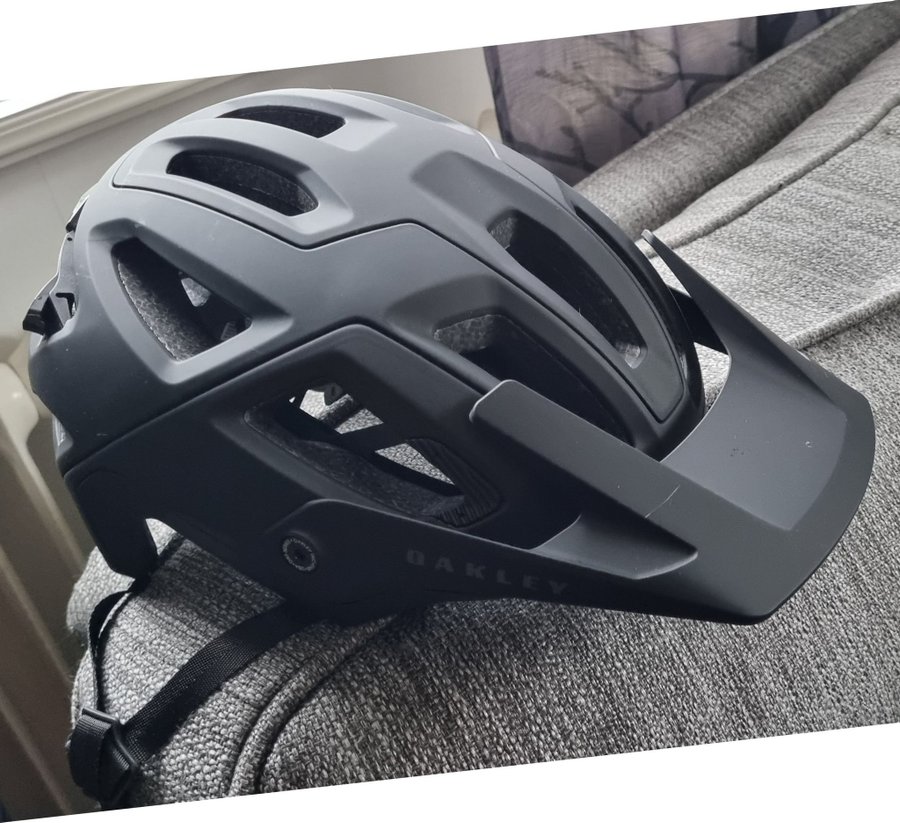 Oakley MTB hjälm med MIPS