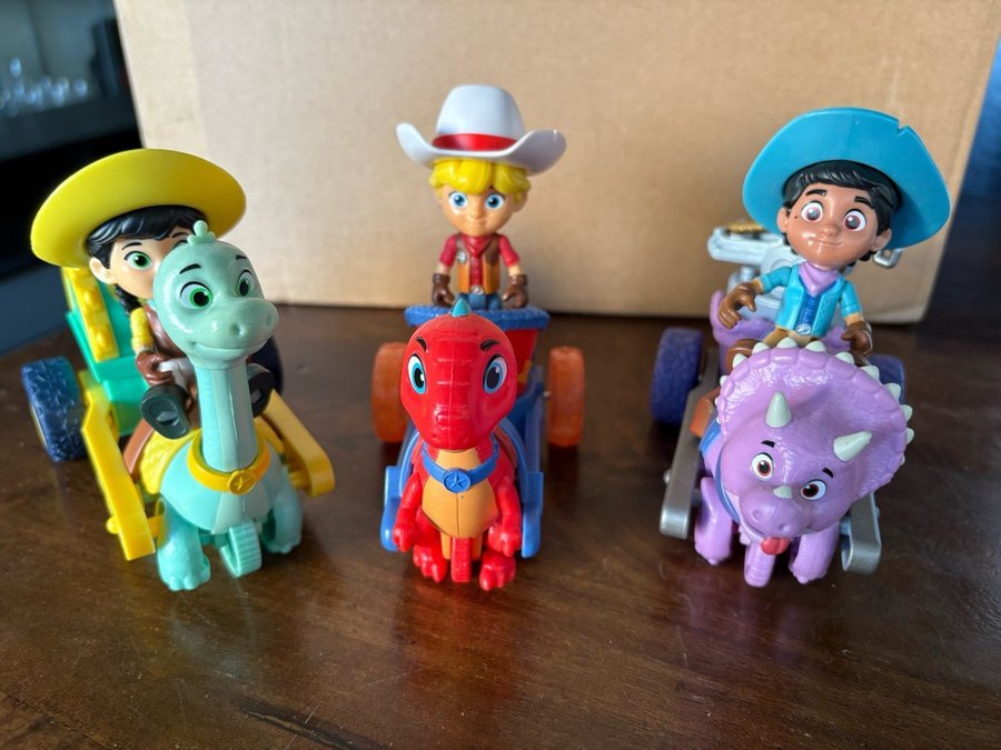 3 st Dino ranch figurer med dinosaurier