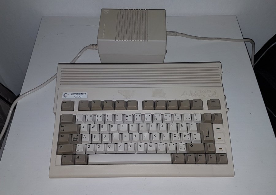 Commodore Amiga A600 med tillbehör