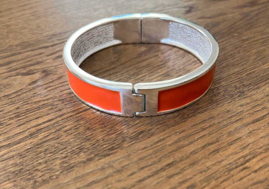 Fint armband i orange färg.