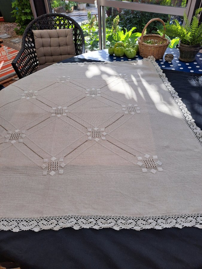 Handbroderad vit Linneduk med Spets 110 x 119 cm