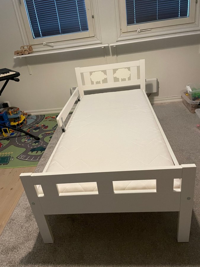 Barnsäng (KRITTER) inklusive madrass (UNDERLIG) från IKEA