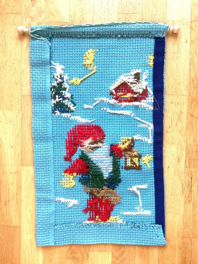 Handbroderad Retro Vintage Julbonad Tomte Väggbonad 37 X 62 cm.