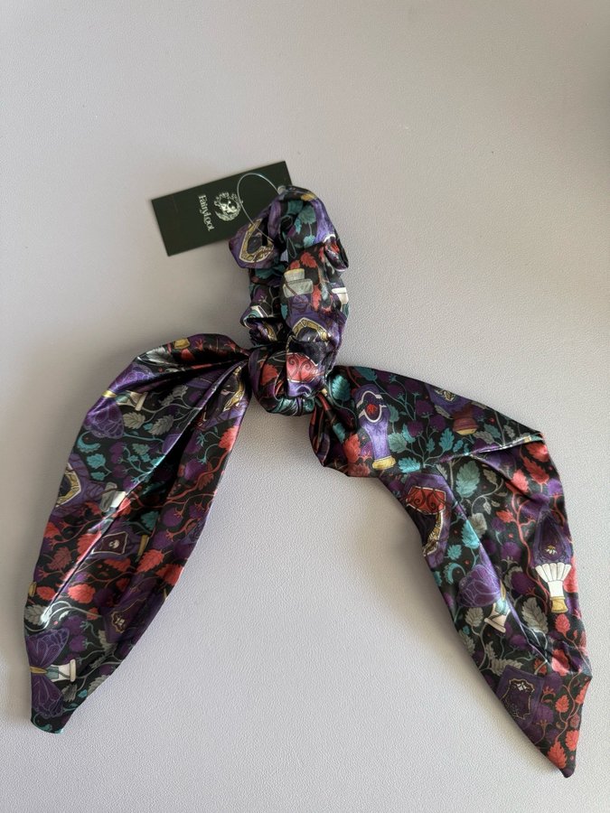 Scrunchie hårsnodd Poison Study Fairyloot