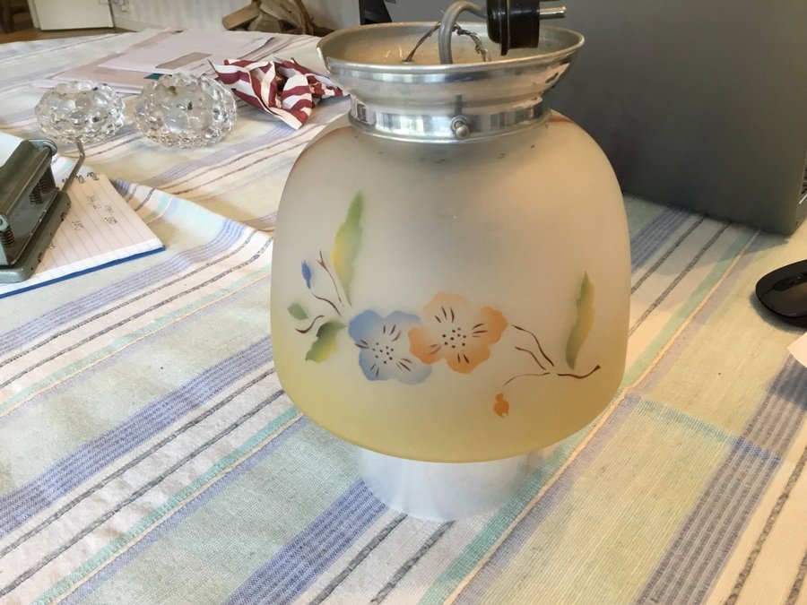 Lampa i glas. Mycket gammal lampa. Nostalgi och kuriosa.