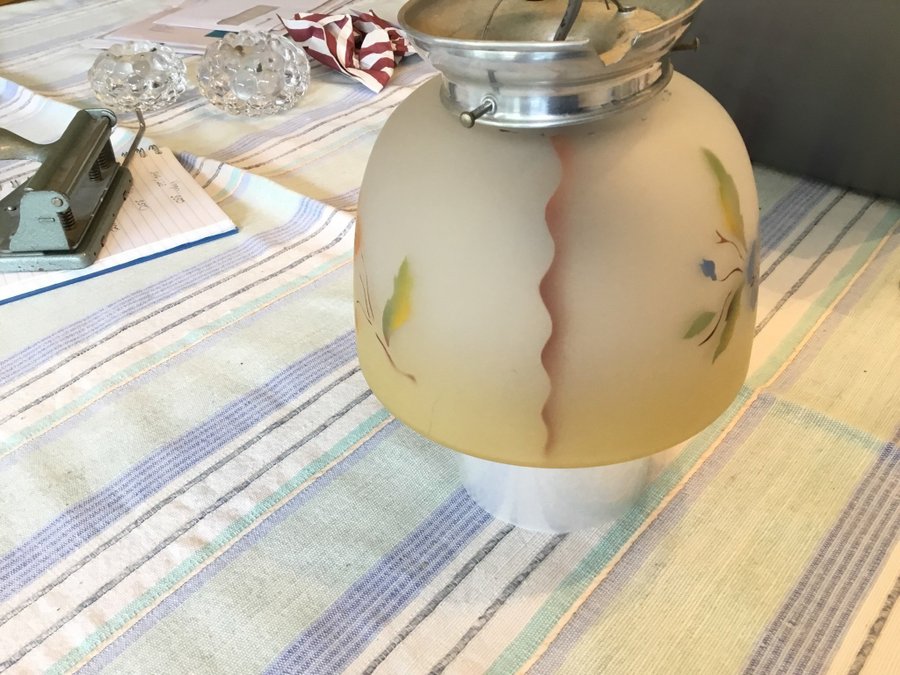 Lampa i glas. Mycket gammal lampa. Nostalgi och kuriosa.