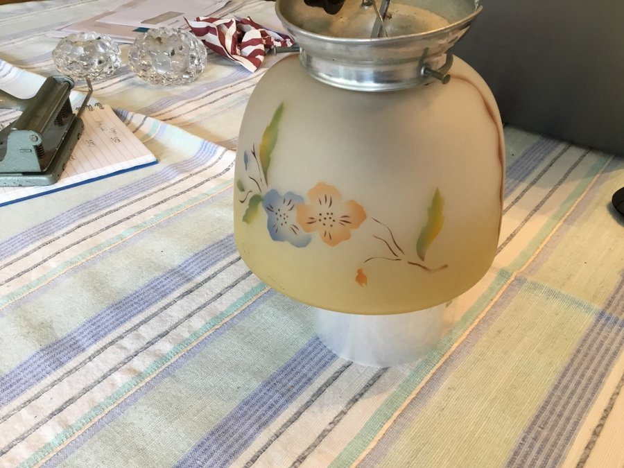 Lampa i glas. Mycket gammal lampa. Nostalgi och kuriosa.