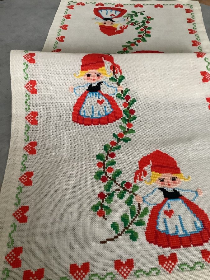 Vacker Julduk** söta tomteflickor och hjärtan** Handbroderier på linneväv*100x40