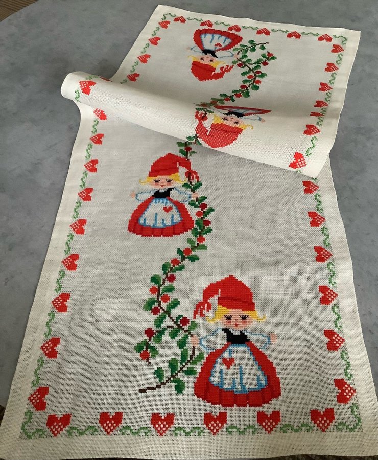 Vacker Julduk** söta tomteflickor och hjärtan** Handbroderier på linneväv*100x40