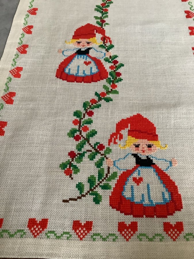 Vacker Julduk** söta tomteflickor och hjärtan** Handbroderier på linneväv*100x40