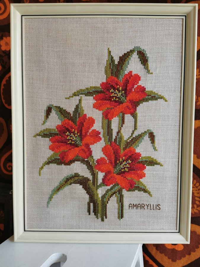 Broderad boning i ram~Amaryllis~fint skick~