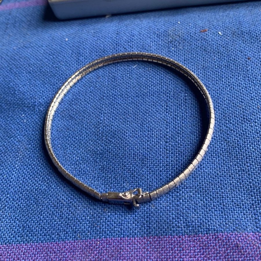 Säljer ett armband i silver