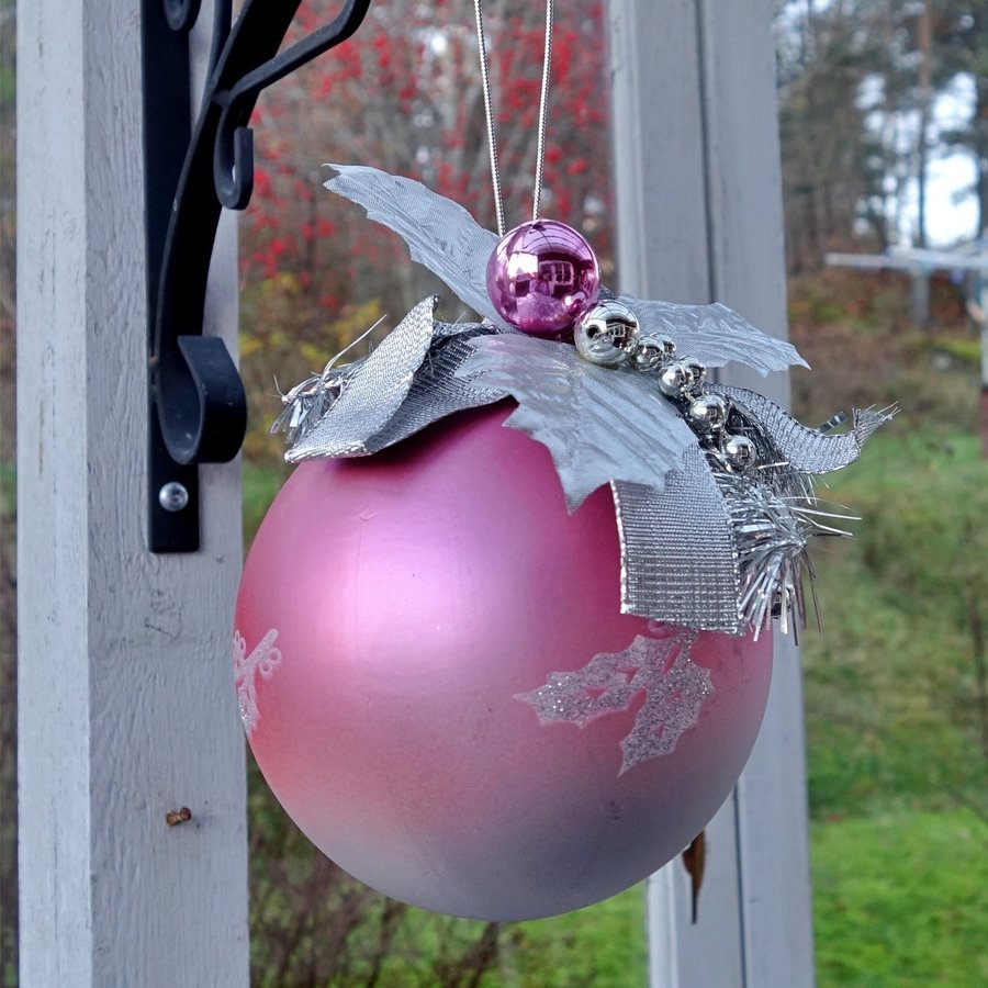 Riktigt Stor rosa julgranskula med små kulor och blad och glitter i silver