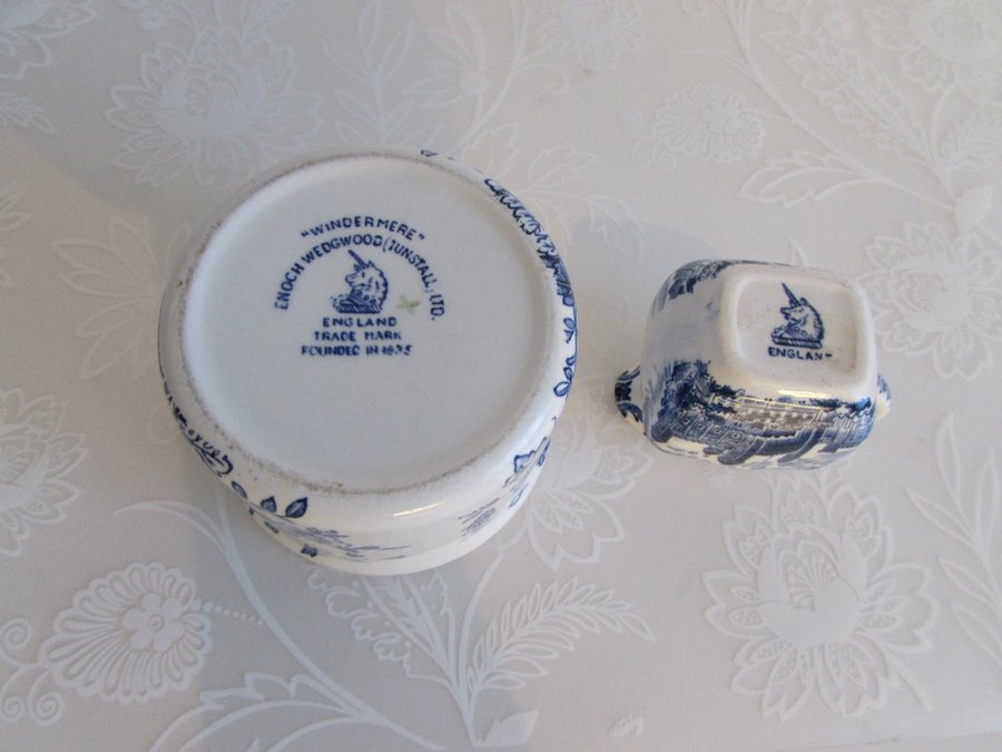 2 objekt Enoch Wedgwood skål kanna blå vitt Windermere Tunstall Ltd England