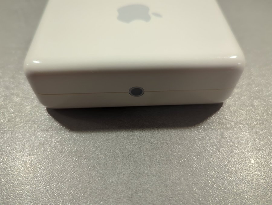 AirPort Express 802.11n (1:a generationen) i perfekt skick, sparsamt använd.