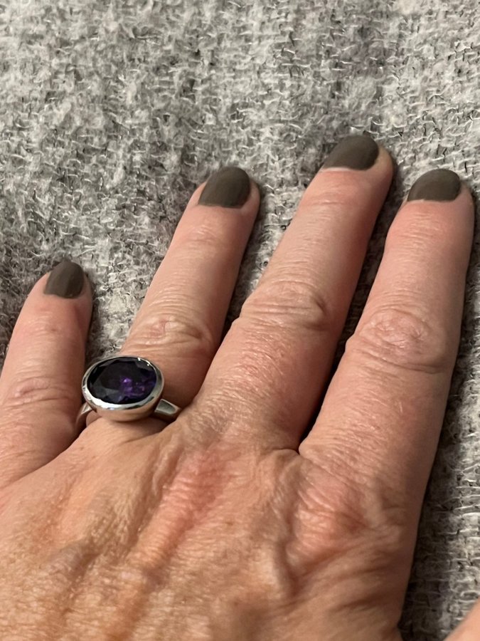 Ring med lila sten, silver 925. Strl 17. Ny