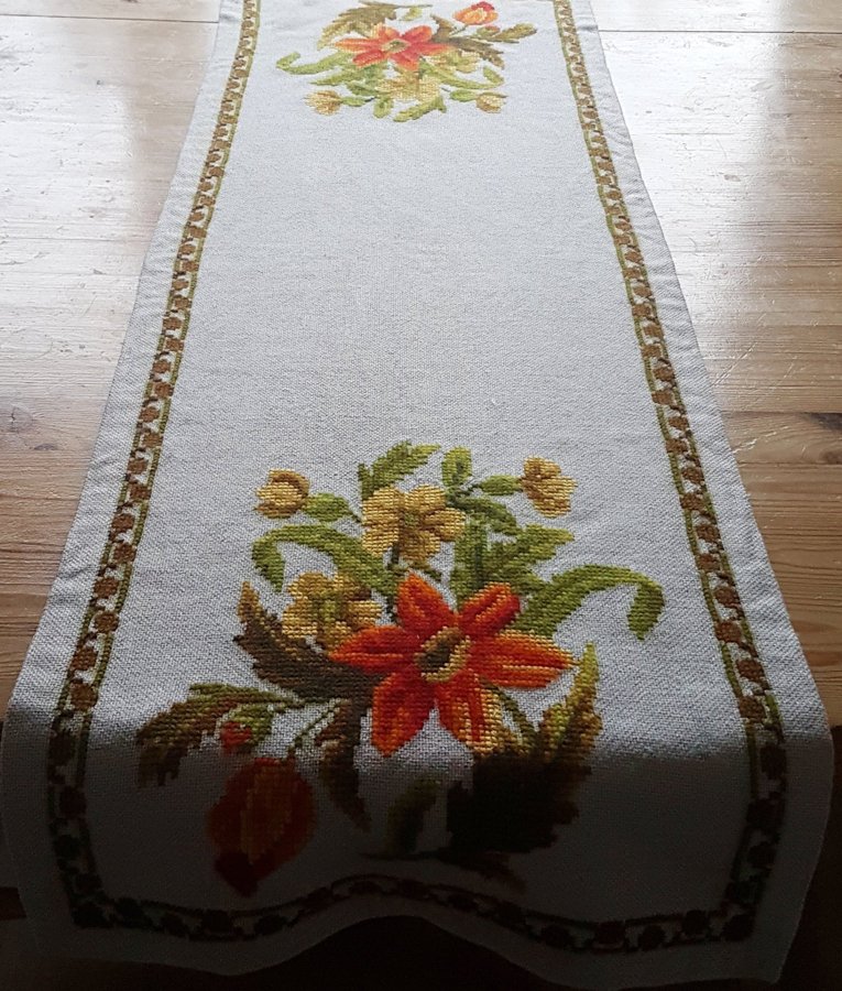 FIN retro vintage duk löpare med blommor i röd gul färg Handbroderad vintage