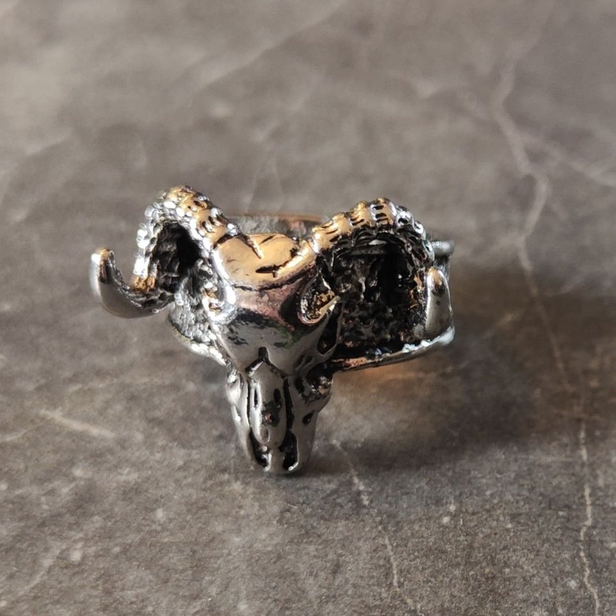 Ring med getskalle, goth, hårdrock, metal, goat