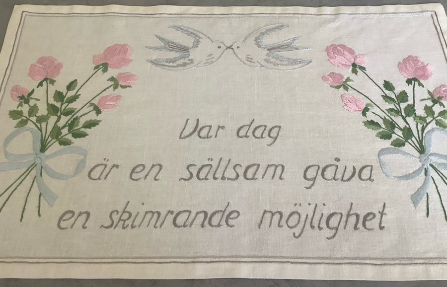 Bonad**Handbroderier på linne ** Rosor fåglar och text **52x32 cm