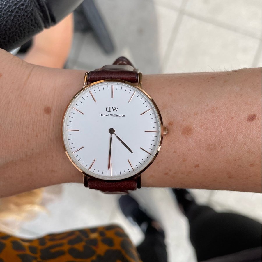 Daniel Wellington Damklocka med brunt läderband