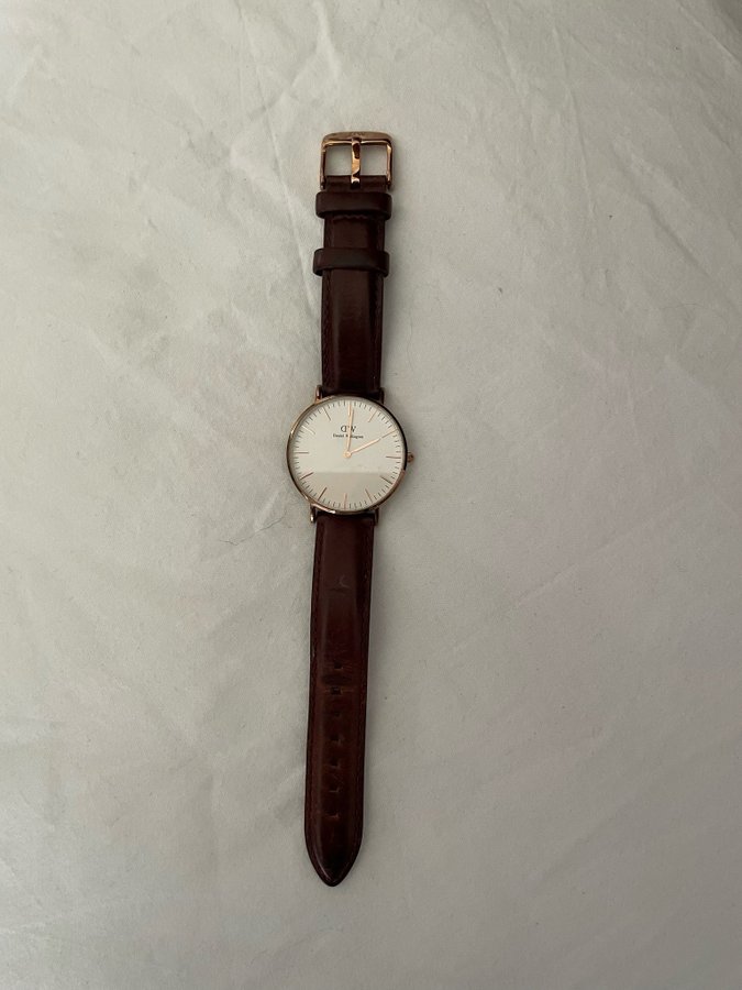 Daniel Wellington Damklocka med brunt läderband