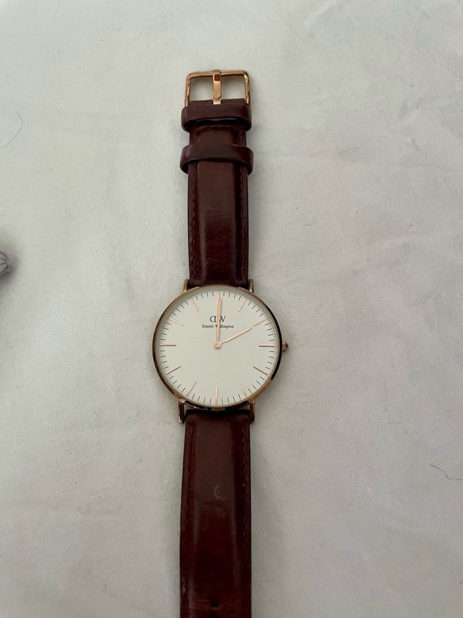 Daniel Wellington Damklocka med brunt läderband