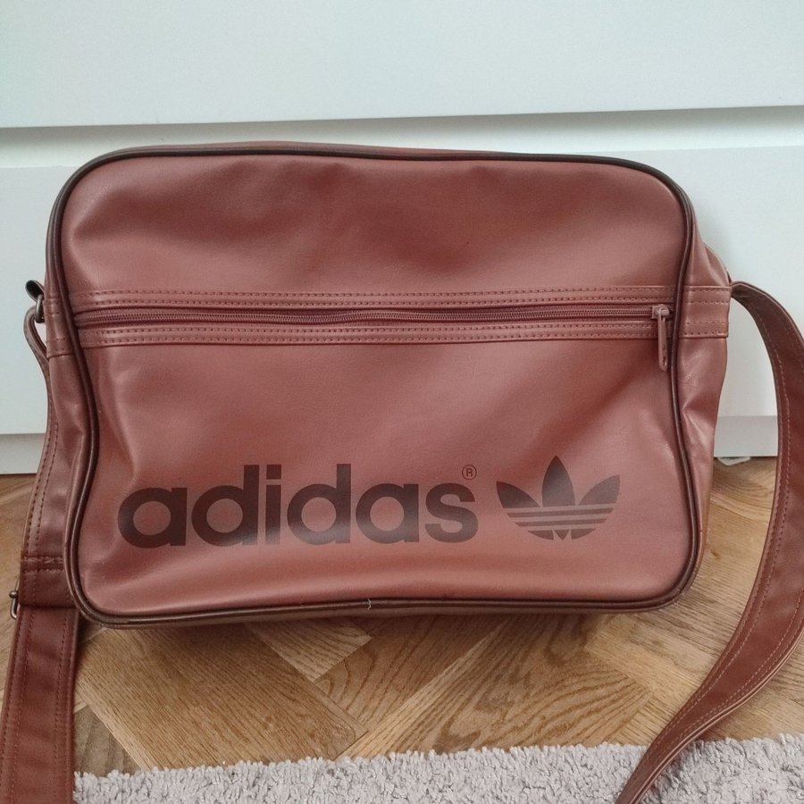 Adidas brun axelväska