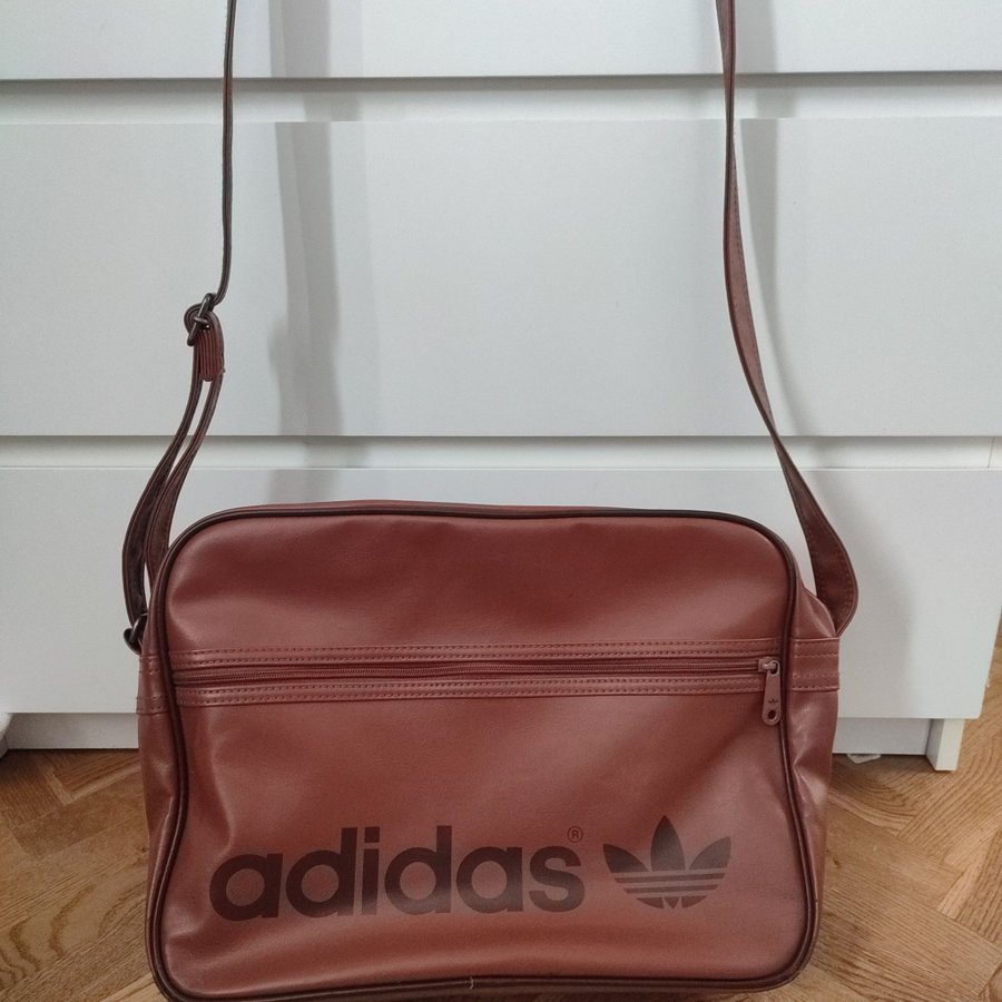 Adidas brun axelväska