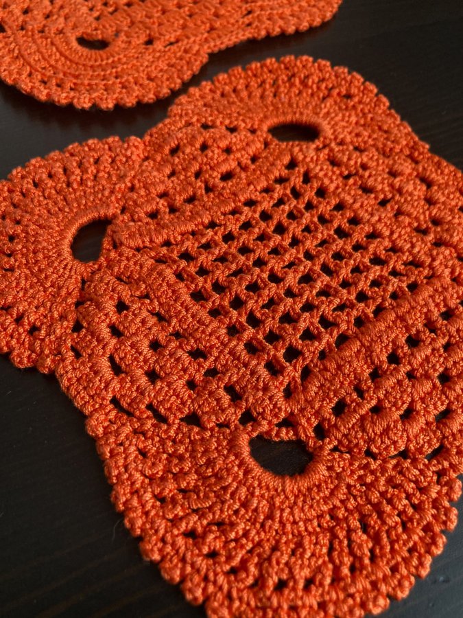 2 virkade små dukar orange doily retro vintage höst