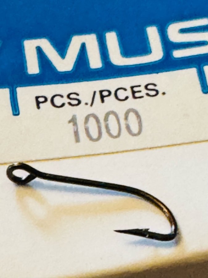 OBS 1000st fina små krokar ! MUSTAD nr9. Qual 1575. Brons .