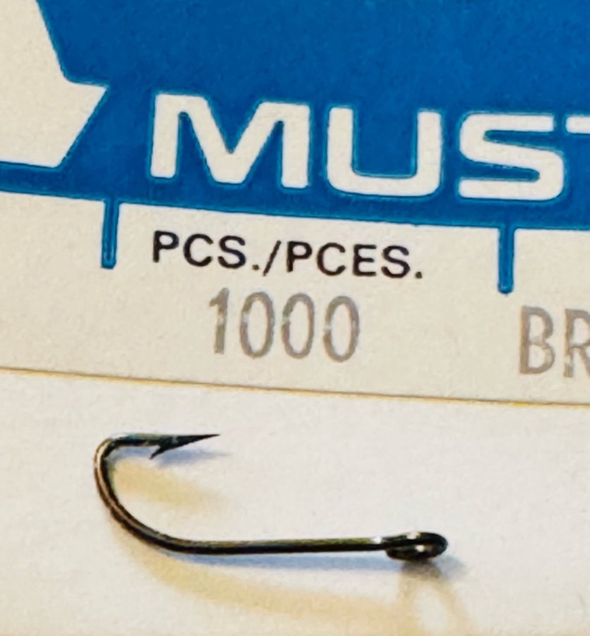 OBS 1000st fina små krokar ! MUSTAD nr9. Qual 1575. Brons .