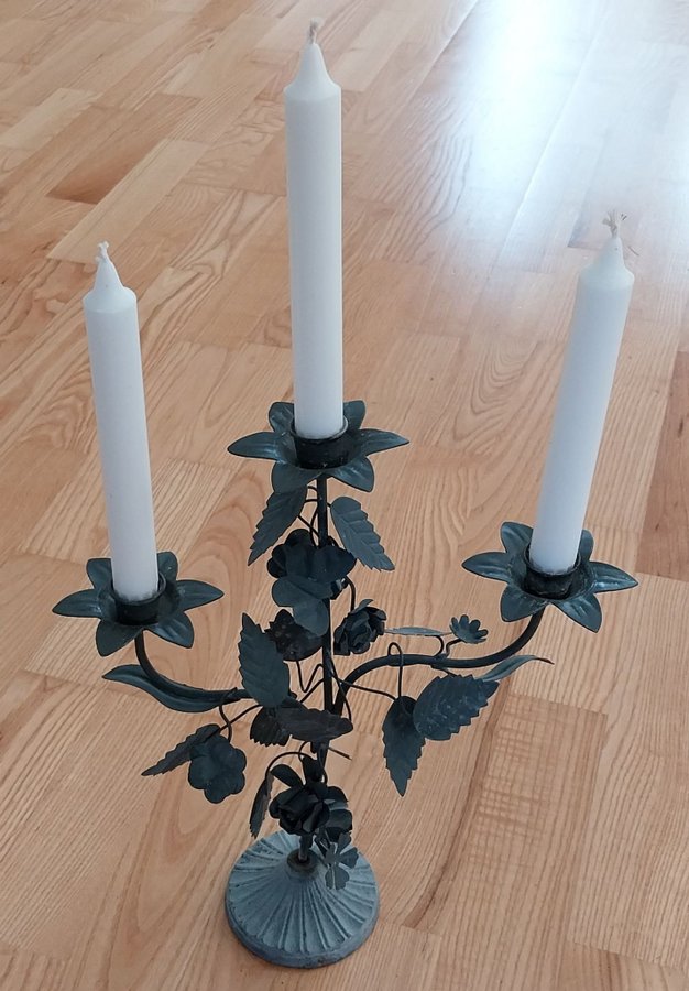 Ljusstake i metall med blommor