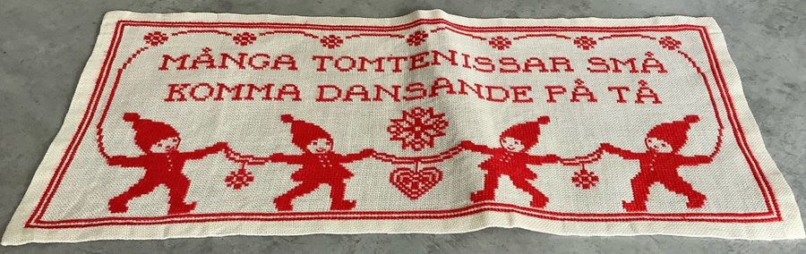 Julbonad **Många tomtenissar små komma dansande på tå**