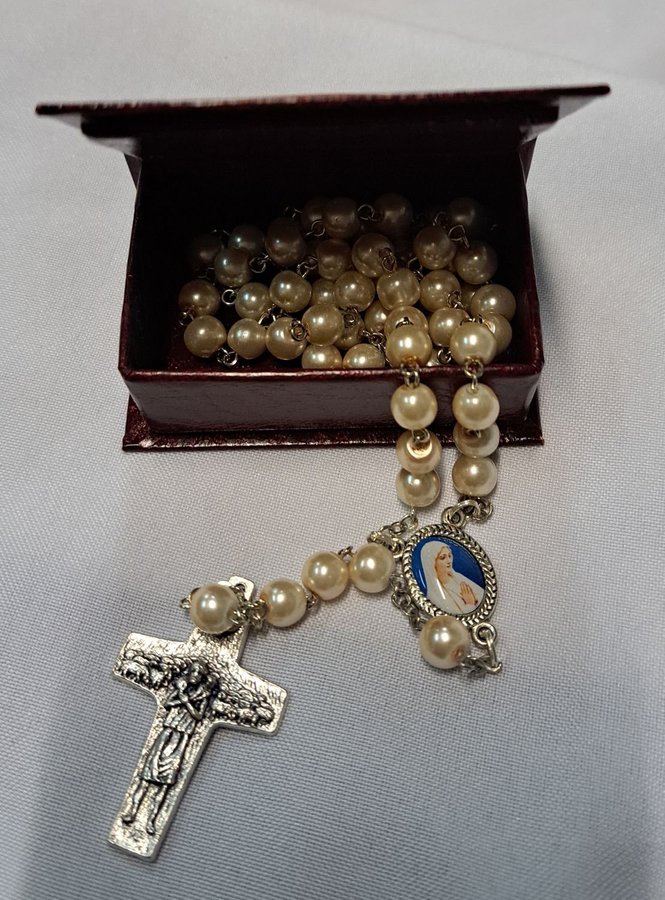 Vedele Good Shepherd Cross Rosary With box with image of the Holy Family