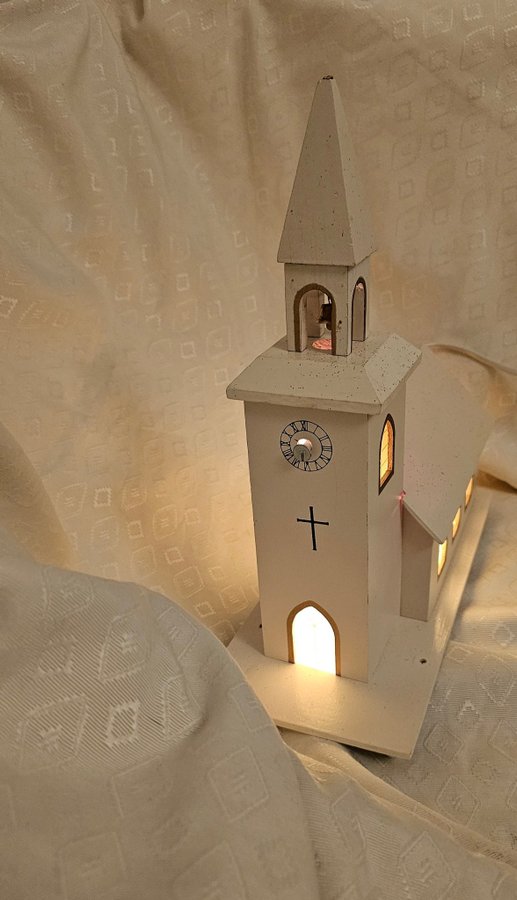 Liten träkyrka med ljus och musik från Markslöjd