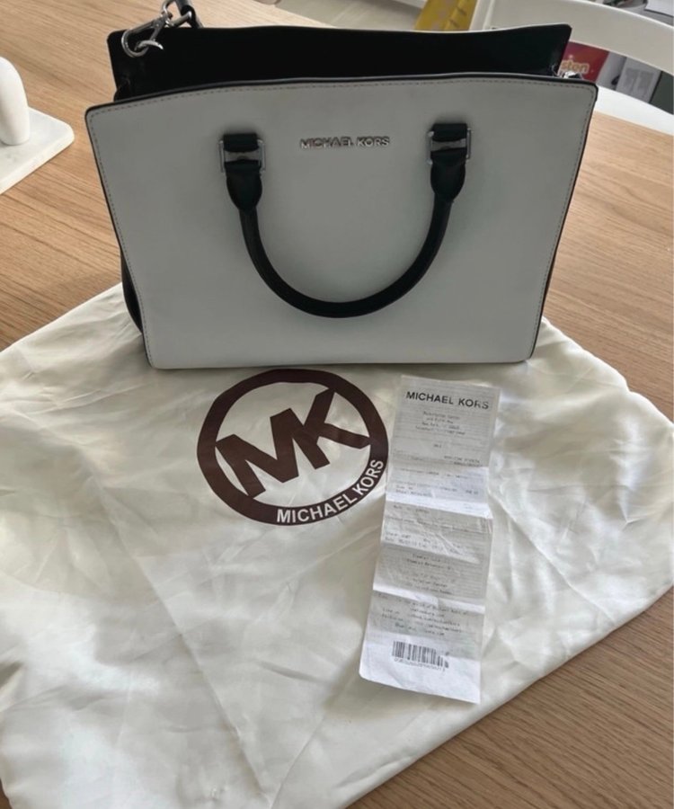 Michael Kors Selma Large svart/vit handväska